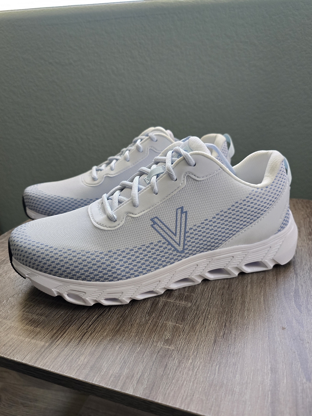 Vionic Priscilla Sneakers Women's Size 10W Ice Blue NIB